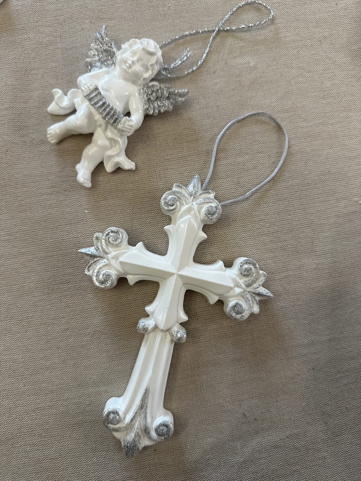 Croix blanche et argent